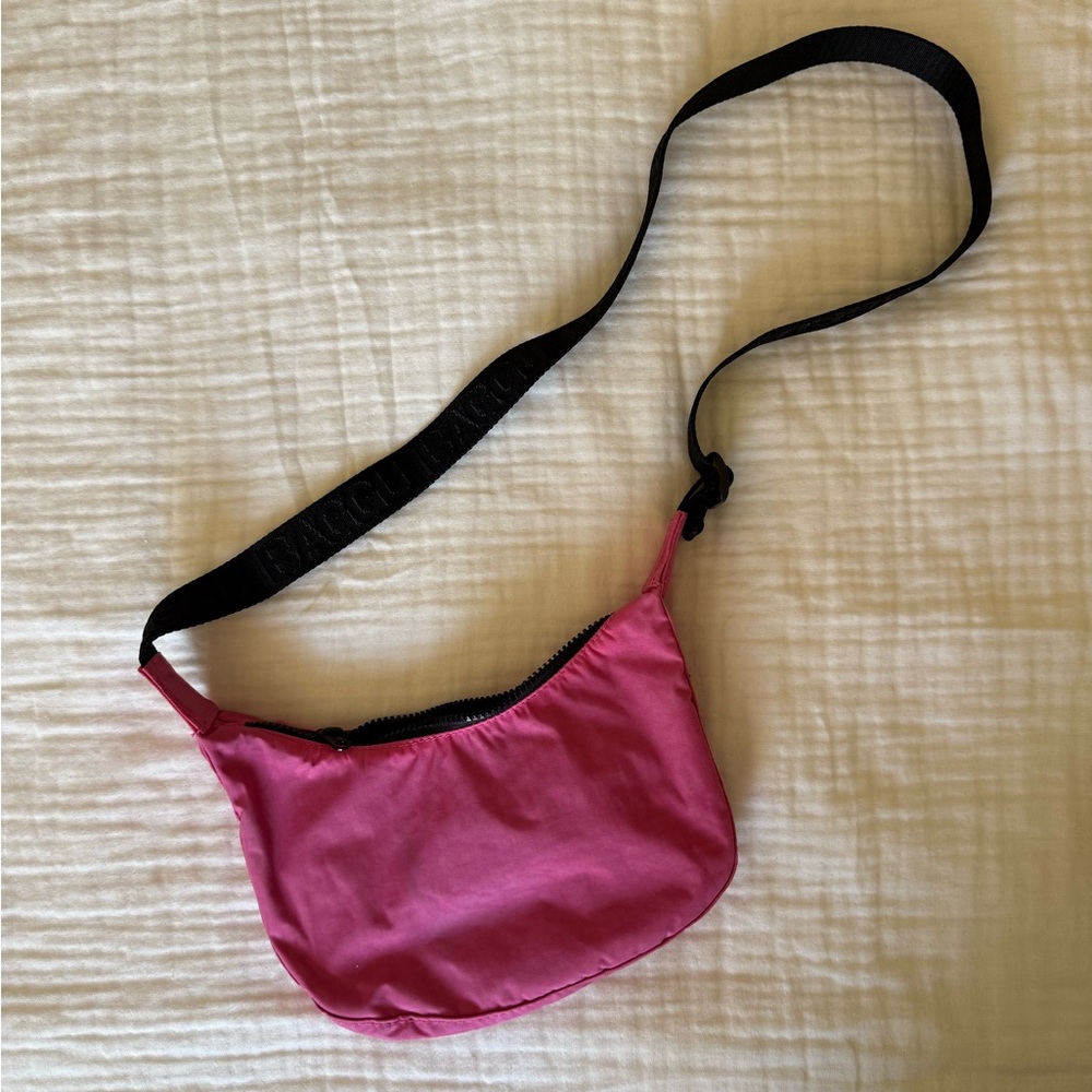 BAGGU Small Crescent Bag in Extra Pink